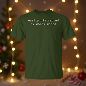 Camiseta con estampado de bastones de caramelo que te distraen fácilmente, ropa divertida para las fiestas navideñas - Product Image 3