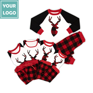Pijamas cómodos estampados personalizados, ropa de dormir familiar, Conjunto de pijama navideño con estampado de renos - Product Image 1
