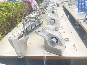 Máquina de Coser Overlock de Cuatro Agujas y Seis Hilos de Marca [Brand Name] - Product Image 2