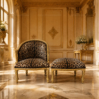 Fauteuil d'appoint vintage en velours imprimé léopard avec repose-pieds et structure sculptée dorée pour salon de villa