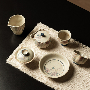Service à thé Kung Fu en céramique, motif fleur de glycine peinte à la main, finition caramel, comprenant théière, tasses et tasse maîtresse, pour usage domestique, de grande valeur. - Product Image 1