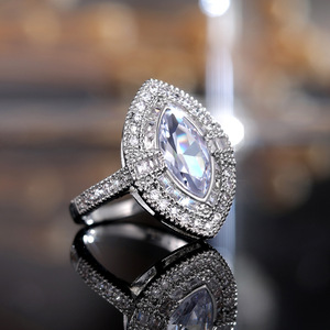 Anello con Cristalli Pavé Marquise per Donne, Elegante Accessorio di Moda per Uso Quotidiano e Feste - Product Image 4