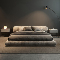 Lit double moderne minimaliste italien style Wabi-sabi avec cadre en bois rembourré en tissu technique confortable, livré enroulé