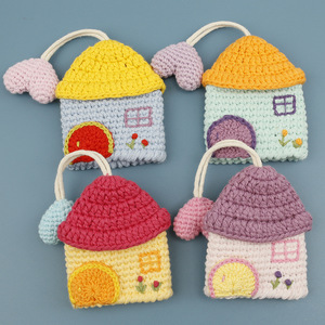 Portachiavi Artigianale a Forma di Casetta Colorata, Custodia per Chiavi Auto con Coulisse Lavorata all'Uncinetto, Motivo Floreale - Product Image 1