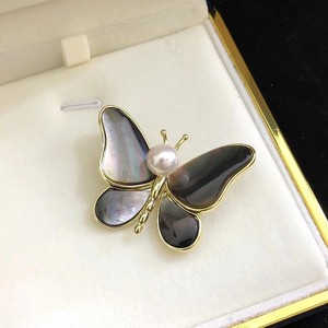 Broche papillon avec perle de coquillage noir naturel, plaqué or, alliage de zinc, accessoire de mode pour femme, cadeau - Product Image 1