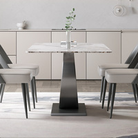 Table à manger rectangulaire moderne avec plateau en pierre frittée, structure en acier inoxydable argenté, pieds semi-circulaires, 4 chaises, utilisation hôtel/villa