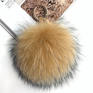 Porte-clés de voiture en peluche avec pompon extra-large de 15 cm, mignon et minimaliste, accessoire pour femme, toutes saisons, style sportif - Product Image 1