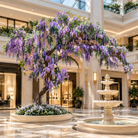 Grand arbre artificiel de glycine naturelle courbée avec des fleurs violettes réalistes pour la décoration commerciale des halls de centres commerciaux, des atriums et des halls d'hôtels