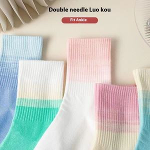 Chaussettes de compression en coton tricoté personnalisées pour femmes Design drôle et heureux pour la saison sportive d'automne - Product Image 2