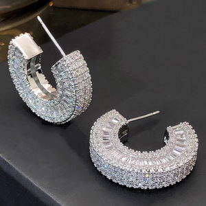 Pendientes de Aro en Forma de C para Mujer, Diseño Curvo Minimalista, Accesorios para las Orejas de Uso Diario - Product Image 2