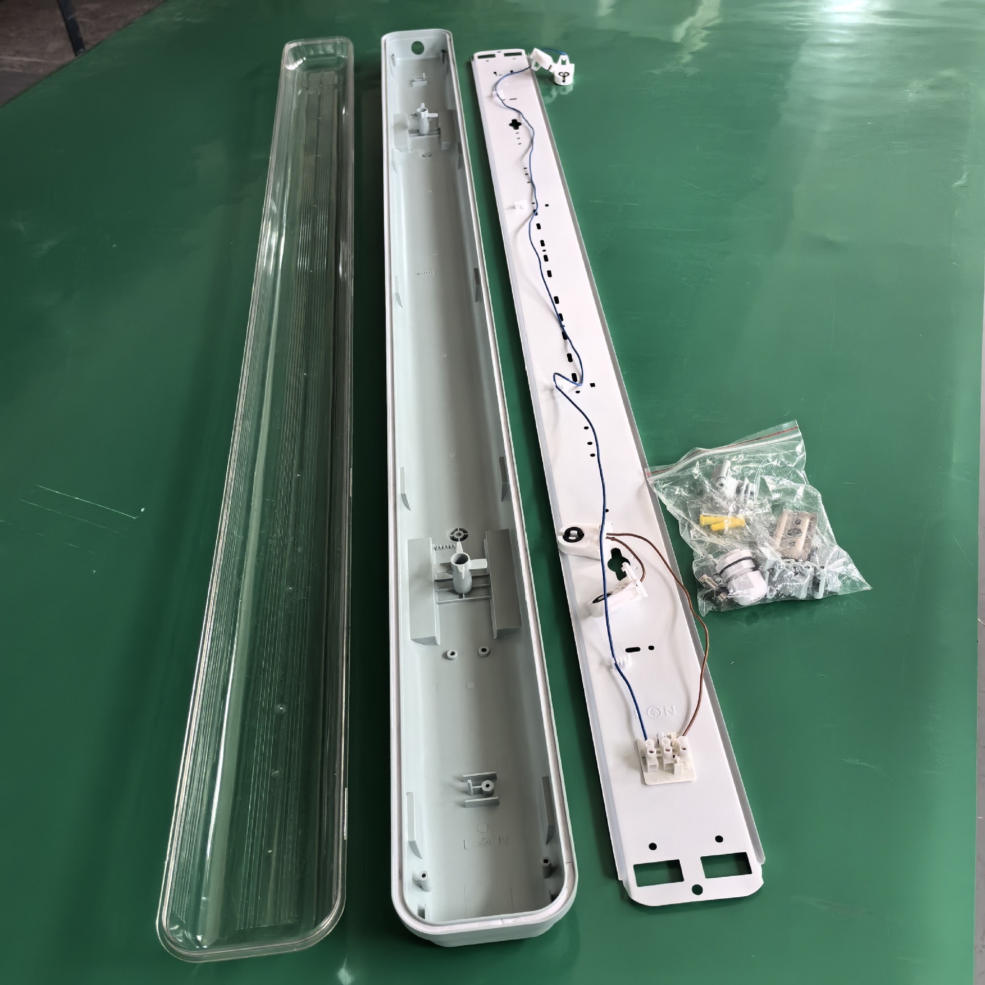 Explosion-Proof T8 LED Tri-Proof Light Fixture with PC PS Housing