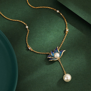 Collana con Pendente a Fiore di Loto Blu Smaltato e Perle, Gioiello Floreale Scintillante per Donne - Product Image 4