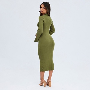 โรงงาน OEM ผลิตเสื้อถักคอวี แขนยาว สำหรับฤดูหนาวและฤดูใบไม้ร่วง ชุดเดรสไหมพรมยาว ดีไซน์หรูหรา - Product Image 4