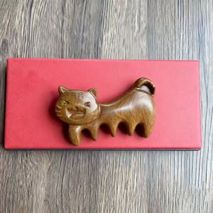 Peine de masaje de madera Natural <span class=keywords><strong>Popular</strong></span> de nuevo diseño 2025, masajeador de mano en forma de tigre para niños, cuidado de masaje de cabeza sin caja - Product Image 4