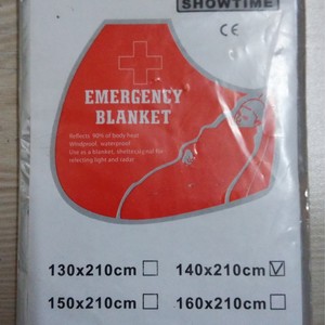Couverture de survie bicolore or et argent 210x140cm, réfléchissante, thermique, pour situations d'urgence et premiers secours en extérieur - Product Image 2