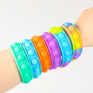 Amazon ยอดนิยมขายส่งสร้อยข้อมือซิลิโคน Pop Fidget สร้อยข้อมือของเล่นเด็กชายและเด็กหญิงมิตรภาพโปรโมชั่น