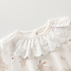 Ensemble de trois pièces pour bébés filles : barboteuse en coton avec col en dentelle, style triangle, et body nouveau-né - Product Image 2