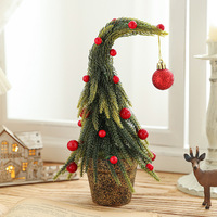 BSCI Hoge Kwaliteit Kunstmatige Gebogen Kerstboom Simulatie Mini Groene Bureaudecoratie Sneeuw Rode Fruit Pot Nieuwjaar