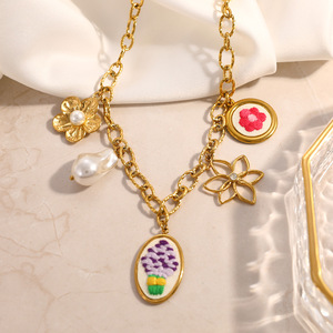 Collar de Perlas con Diseño de Flor de Camelia, Chapado en Oro de 18k, Colgante con Bordado Floral, Joyería para Uso Diario - Product Image 3