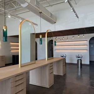Station <span class=keywords><strong>de</strong></span> <span class=keywords><strong>coiffure</strong></span> <span class=keywords><strong>de</strong></span> luxe avec miroir arqué doré et plan <span class=keywords><strong>de</strong></span> travail en bois clair, poste <span class=keywords><strong>de</strong></span> travail multi-places <span class=keywords><strong>pour</strong></span> <span class=keywords><strong>salon</strong></span> <span class=keywords><strong>de</strong></span> <span class=keywords><strong>coiffure</strong></span> - Product Image 3