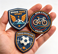 Patch de football 3D personnalisé, écologique et souple, imprimé en PVC, PU, caoutchouc, feutre, tissu, pour vêtements, chapeaux, broderie, thermocollant, cadeaux