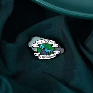 Épingle mignonne et amusante <span class=keywords><strong>en</strong></span> forme de <span class=keywords><strong>pigeon</strong></span> de dessin animé, animal unique, slogan 'Je vais tout détruire que vous aimez', alliage de zinc, placage nickel noir - Product Image 2