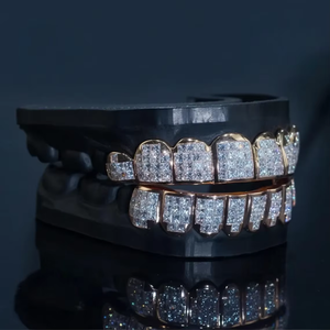 Grillz en Moissanite Scintillante, Capuchons Dentaires Personnalisés en Argent Sterling 925, Accessoire de Mode pour Hommes et Femmes - Product Image 1