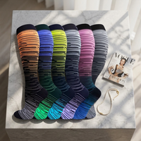 Chaussettes de sport tricotées à compression, dégradées, multicolores, en nylon, antidérapantes, pour jeunes hommes, très vendues à l'international