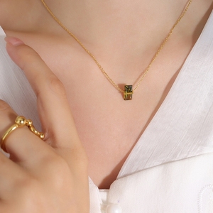 Collana con Pendente a Forma di Smeraldo e Zircone a Forma di Diamante, Identica alla Popolare su Internet. IT un lusso raro e leggero - Product Image 1