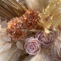 Guirlande de fleurs séchées style bohème avec herbe de la pampa et feuilles de palmier, arrangement floral artificiel pour mariage en extérieur, décoration de jardin et de fête