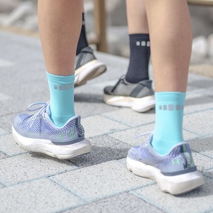 Chaussettes de course personnalisées avec logo réfléchissant, chaussettes de sport de performance pour le cyclisme, chaussettes de compression pour la course sur sentier et le basketball, vente en gros à prix abordable - Product Image 4