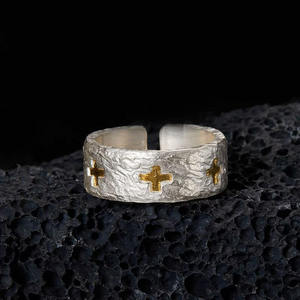 Bague croix en <span class=keywords><strong>or</strong></span> à texture martelée plaquée <span class=keywords><strong>argent</strong></span> sterling de créateur Bague croix religieuse à index unique pour homme - Product Image 1