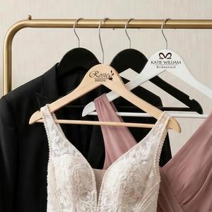 Cintres muraux en bois gravés personnalisés antidérapants pour mariée et demoiselles d'honneur – Cadeaux de mariage pour la fête nuptiale - Product Image 3