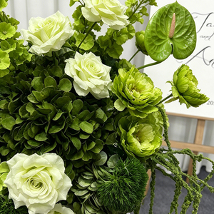 Centro de Mesa Floral con Tonos Forestales Refrescantes para Caballete de Bienvenida de Boda - Product Image 2