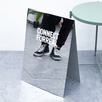 Panneau publicitaire sur pied en acier inoxydable finition miroir avec technologie d'affichage UV