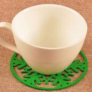 Dessous de verre en feutre de couleur verte et rouge pratique et durable pour la décoration de Noël à usage domestique - Product Image 1
