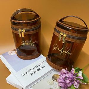 18*12.5cm Sac cosmétique en PVC étanche avec poignée Sac de maquillage en forme de seau marron Logo doré Cylindre Sac à poignée avec fermeture éclair - Product Image 1