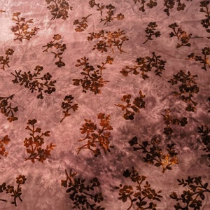 Fabrika Toptan Çiçek Desenli Bitki 100% Polyester Kadife 150cm Renkli Havlı Kaplama Kumaş Giyim İçin - Product Image 6