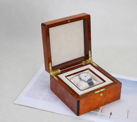Boîte à montre de luxe en laque, grain de bois de palissandre, finition piano, avec charnière dorée et coussin en velours pour homme