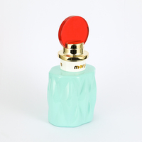 Parfum pour femme Menthe Verte Diamantée en Forme de Bouteille Matelassée avec Col Doré et Bouchon Disque Rouge, Boîte Bordeaux – Frais, Décontracté, Durable