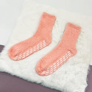 Vente en gros de <span class=keywords><strong>chaussettes</strong></span> de couchage confortables en molleton corail pour femmes manchette pliée standard chaude et respirante en peluche floue - Product Image 3