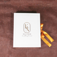 Suite d'invitations de mariage haut de gamme en coffret rigide blanc avec invitation et enveloppe en acrylique transparent à dorure à chaud – Fournisseur de mariage
