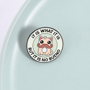 Spilla in smalto divertente <span class=keywords><strong>con</strong></span> gatto barbuto e baffo, <span class=keywords><strong>con</strong></span> l'effetto di 'Il IT è quello che è, ma il IT non va bene', regalo di gioielleria per amici - Product Image 1