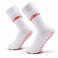 Chaussettes de yoga personnalisées blanches mi-mollet avec grip, bord côtelé rayé, points en silicone antidérapants, chaussettes d'entraînement de Pilates personnalisées