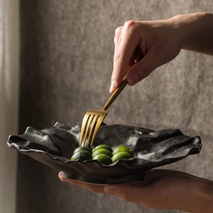Plato <span class=keywords><strong>de</strong></span> Cerámica con Borde Ondulado Irregular, Textura Arrugada, Negro Mate y Blanco, para Servir Pasta, Mariscos, en Restaurantes y en Casa - Product Image 3