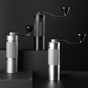 เครื่องบดเมล็ด<span class=keywords><strong>กาแฟ</strong></span><span class=keywords><strong>แบบ</strong></span>มือหมุนอะลูมิเนียม ปรับระดับได้ภายนอก พร้อมแกนสแตนเลส ดีไซน์เรียบง่าย - Product Image 1