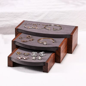 ชั้นวางเครื่องประดับไม้วอลนัท 3 ชั้น พร้อมพื้นผิวโค้งบุผ้าลินิน - Product Image 4