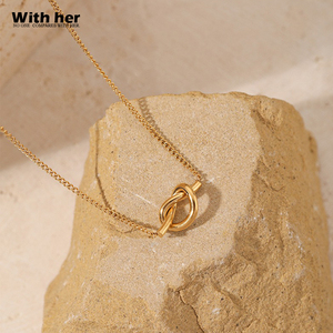 Collana con Ciondolo a Nodo d'Amore Minimalista Withher, in Acciaio Inossidabile Placcato Oro, Delicata Collana da Donna per Uso Quotidiano, Vendita all'Ingrosso - Product Image 4