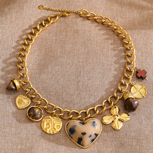 Collana Mchic 577 alla Moda in Acciaio Inossidabile Placcato Oro 18K con Catena Spessa e Ciondolo a Cuore in Resina con Stampa Leopardata - Product Image 6