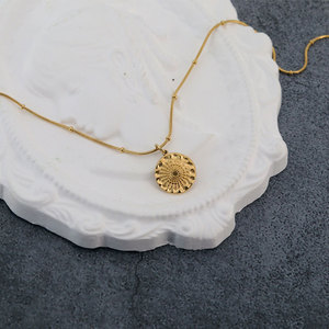 Collar de Joyería con Colgante de Moneda Daisy en Acero Inoxidable 316L, Chapado en Oro de 18k, Resistente al Agua y al Deslustre, con Logotipo Personalizado para Mujer - Product Image 4